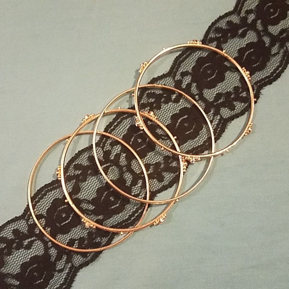 Set of 4 dangle bracelets